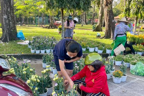 Nhiều chợ hoa TP.HCM trống trơn sáng 29 Tết, tiểu thương bán hết dọn hàng về sớm