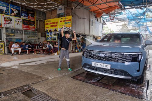 Tiệm rửa xe tất bật cuối năm, kiếm 3–4 triệu đồng ngày 29 Tết