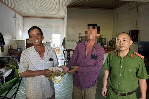 Nhặt được 80 triệu đồng chiều 29 Tết, người dân trả lại tiểu thương bán hoa