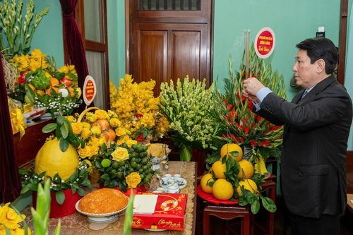 Chủ tịch nước dâng hương tưởng niệm Bác Hồ tại Nhà 67 và Bắc Bộ phủ