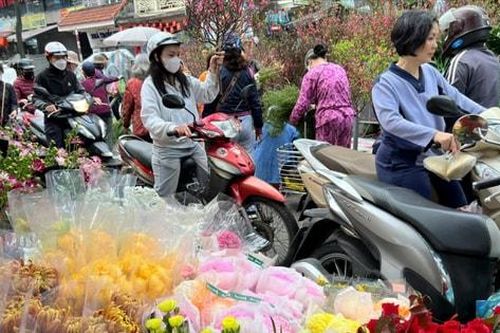 Chợ truyền thống nhộn nhịp ngày cuối năm