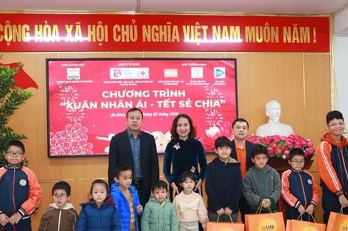 Phường Ba Đình tặng 130 suất quà Tết đến học sinh, hội viên phụ nữ