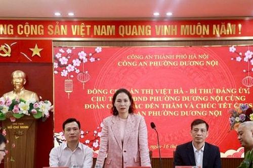 Lãnh đạo phường Dương Nội thăm, tặng quà các đơn vị trực Tết