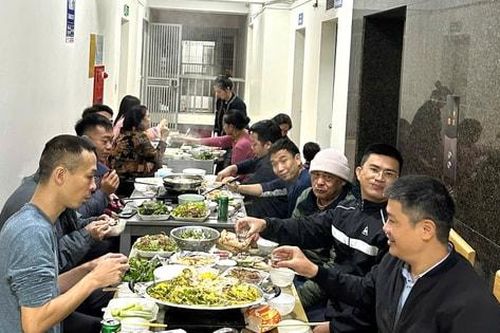 Tất niên gắn kết tình làng nghĩa xóm