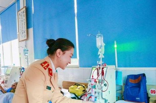 Tặng quà cho bệnh nhân chạy thận trong ngày cận Tết