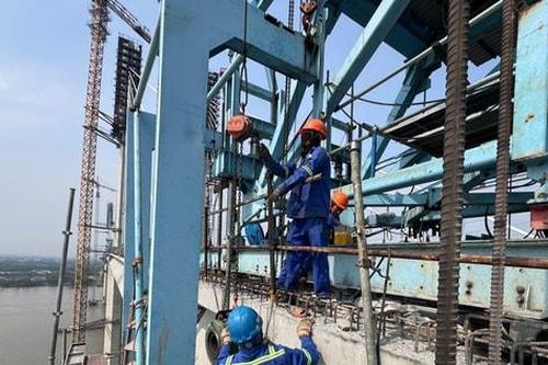 Những công trường nhộn nhịp xuyên Tết ở Đông Nam Bộ