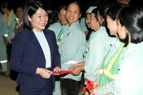 Lãnh đạo xã Quảng Oai thăm, động viên công nhân môi trường đêm Giao thừa