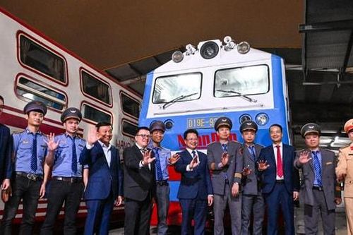 'Chuyến tàu hạnh phúc' đêm Giao thừa – Hành trình sum vầy đón Tết Bính Ngọ