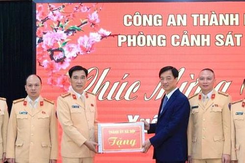 Bí thư Thành ủy Nguyễn Duy Ngọc thăm, chúc Tết lực lượng Cảnh sát giao thông Thủ đô