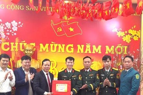 Lãnh đạo phường Văn Miếu - Quốc Tử Giám chúc Tết lực lượng làm nhiệm vụ
