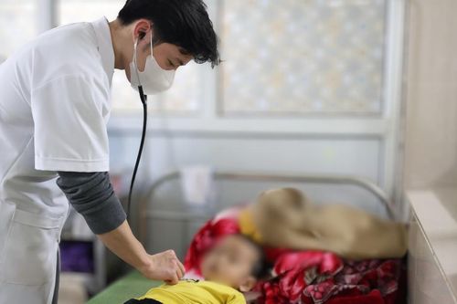 Ninh Bình: Bé 3 tuổi nhập viện cấp cứu sau khi uống nhầm axit trong chai nhựa