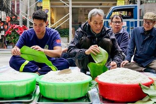 'Hàng xóm' sang trạm cứu hỏa gói bánh chưng: Tết ấm tình quân dân