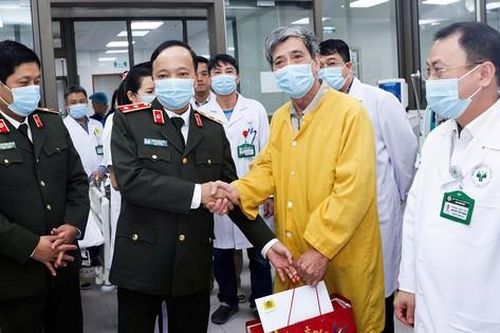 Thứ trưởng Bộ Công an kiểm tra trực Tết tại Bệnh viện 19-8