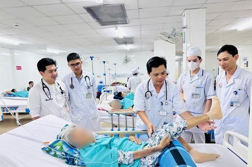 Những đêm Tết không ngủ của bác sĩ nơi lằn ranh sinh – tử mong manh