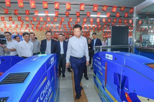 Thị sát từ sân bay đến ga tàu, Bộ trưởng Bộ Xây dựng yêu cầu không để gián đoạn đi lại dịp Tết