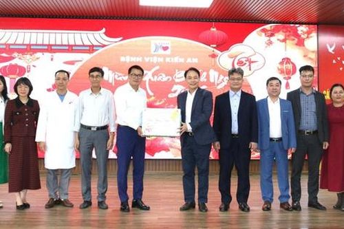 Lãnh đạo Sở Y tế Hải Phòng thăm, tặng quà đơn vị y tế nhân dịp Tết Bính Ngọ 2026