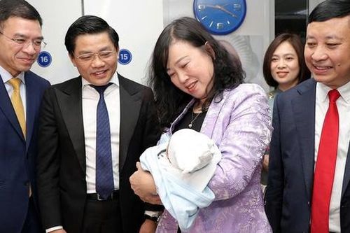 Bộ trưởng Bộ Y tế Đào Hồng Lan thăm, động viên y bác sĩ trực Tết, chúc mừng công dân nhí chào đời đêm Giao thừa