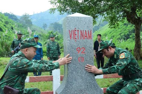 Nơi con sông Hồng chảy vào đất Việt