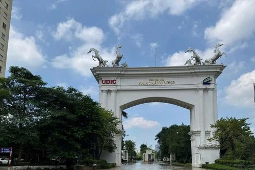 Rào chắn đường Xuân Tảo để thi công tuyến thoát nước khu đô thị Tây Hồ Tây