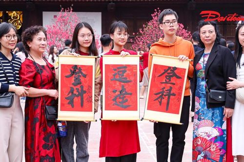 Dòng người nườm nượp về Văn Miếu xin chữ đầu xuân