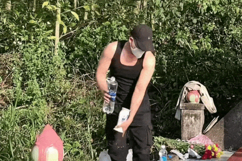 Người đàn ông 21 năm thăm mộ tình đầu gây xúc động