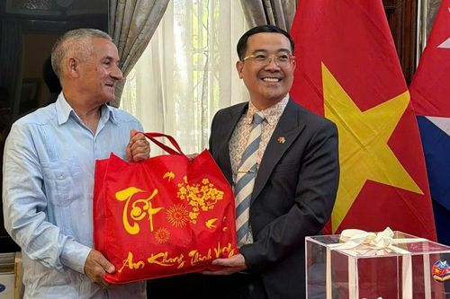 Món quà nhỏ tình cảm lớn các đơn vị xuất bản Việt gửi đồng nghiệp Cuba