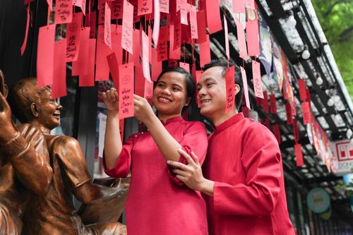 Vì sao Tết đỏ rực và rộn ràng?