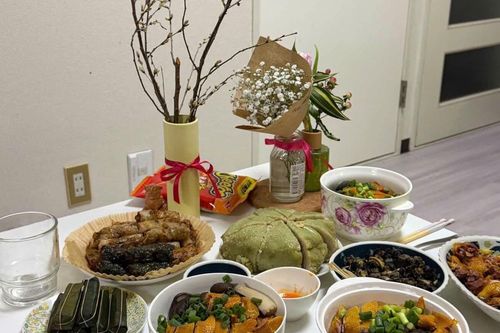 Du học sinh làm 62 chiếc nem đón Tết ở Pháp