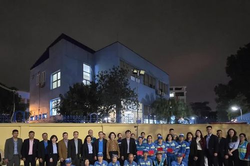 Chủ tịch Liên đoàn Lao động thành phố Hà Nội tặng quà động viên công nhân môi trường làm nhiệm vụ trực giao thừa