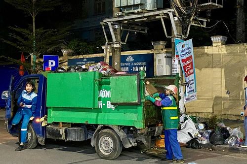 Những người lặng thầm giữ sạch phố xuân trong đêm Giao thừa