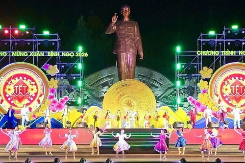 Phố núi Pleiku nô nức đón chào thời khắc giao thừa Bính Ngọ 2026