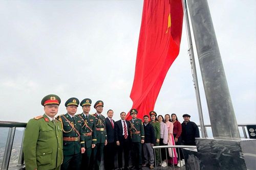 Thiêng liêng, tự hào Lễ Thượng cờ đầu năm mới nơi địa đầu Lũng Cú