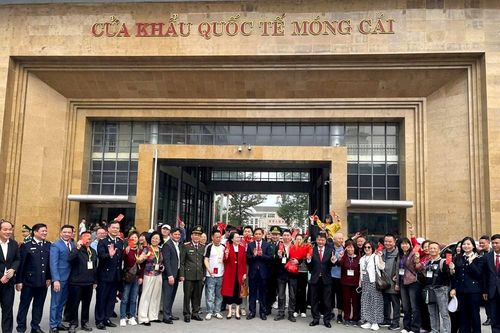 Sôi động hoạt động du lịch ngày mồng 1 Tết ở Quảng Ninh