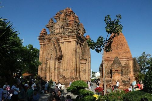 Đầu năm vãn cảnh Di tích Quốc gia đặc biệt tháp Bà Ponagar