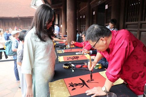 Xin chữ đầu xuân ở Văn Miếu - nét đẹp gìn giữ truyền thống hiếu học