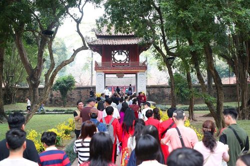 Văn Miếu – Quốc Tử Giám nhộn nhịp 'xin chữ' ngày đầu Xuân mới