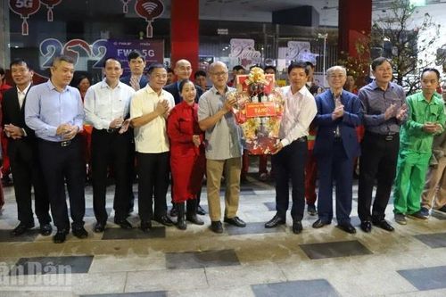 Bí thư Tỉnh ủy Đắk Lắk thăm, chúc Tết và tặng quà công nhân môi trường đô thị trong đêm giao thừa