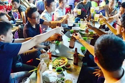 Lạm dụng rượu bia dịp Tết: Nguy cơ sức khỏe và tai nạn giao thông