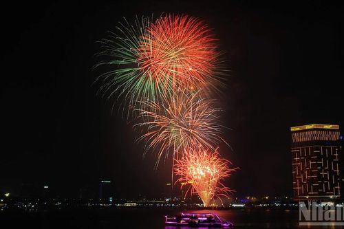 Đà Nẵng thắp sáng bầu trời bằng 15 phút pháo hoa chào đón Tết Bính Ngọ 2026
