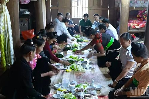Tục mang dao đi chúc Tết của người Thái ở Tây Bắc
