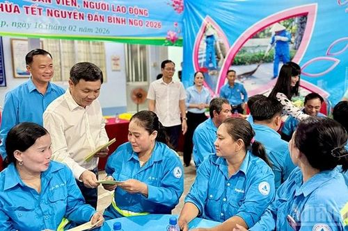 Đồng Tháp: Thăm, chúc Tết, trao quà tặng người lao động đêm Giao thừa