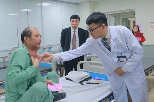 Túc trực cấp cứu, xử lý kịp thời nhiều ca bệnh nặng đêm giao thừa