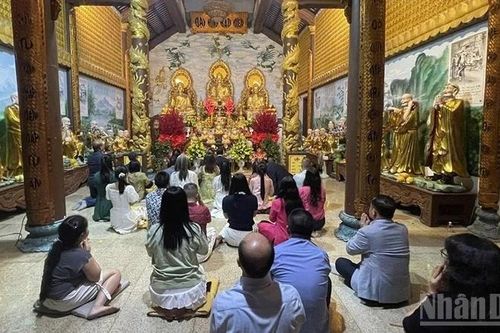 Người Việt tại Lào đi lễ chùa đón năm mới Bính Ngọ 2026