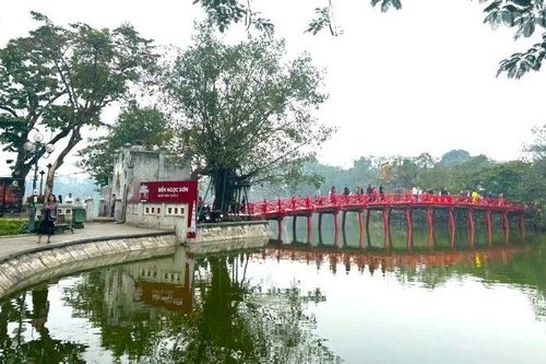 Ngày đầu tiên của năm mới Bính Ngọ: Bình yên trên phố, thành kính nơi linh thiêng, rộn ràng điểm đến du lịch