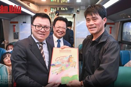 Đón xuân Bính Ngọ trên 'chuyến tàu hạnh phúc'-trải nghiệm độc đáo đêm giao thừa
