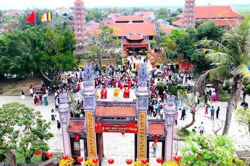Dòng người đổ về các điểm du lịch tâm linh ở phía bắc Quảng Trị chiêm bái, cầu an