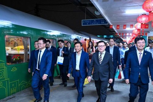 Đêm Giao thừa trên 'Chuyến tàu hạnh phúc': Hành trình của sẻ chia và sum vầy