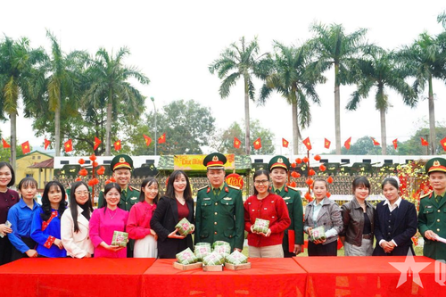 Vui xuân mới thắm tình quân dân