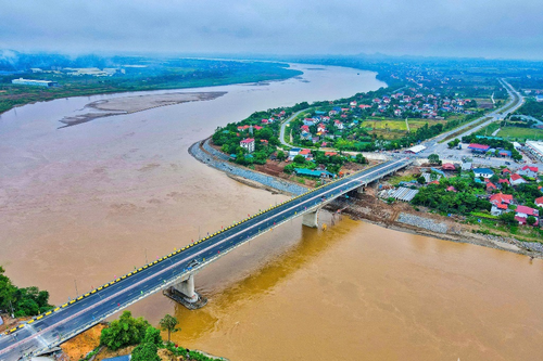 Trên cầu Phong Châu mới