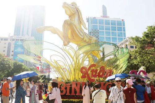 Người dân TPHCM rộn ràng du xuân